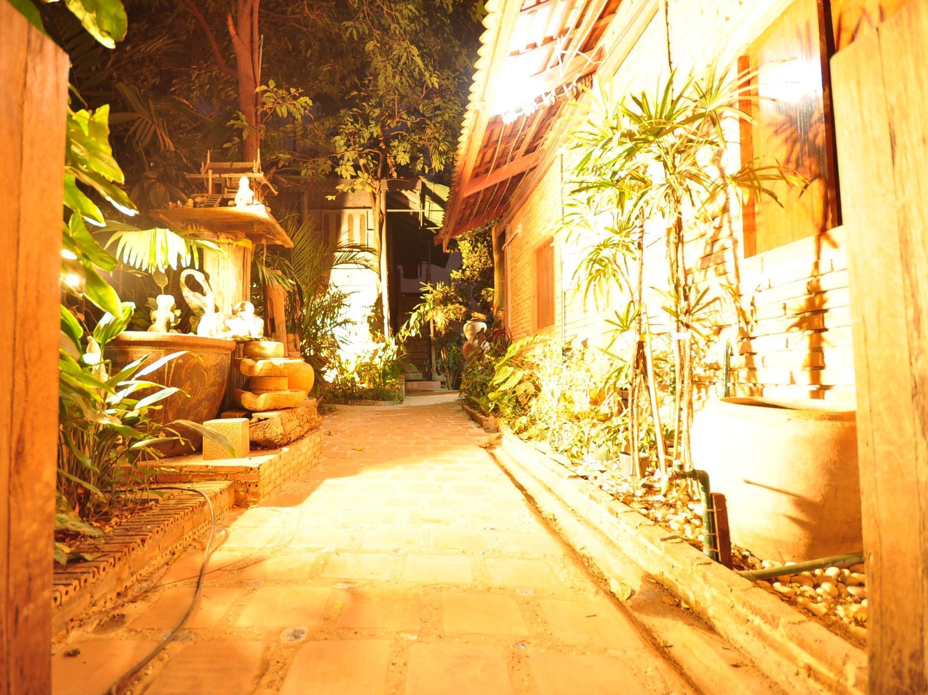 Ayutthaya Bouchic Hostel Ngoại thất bức ảnh