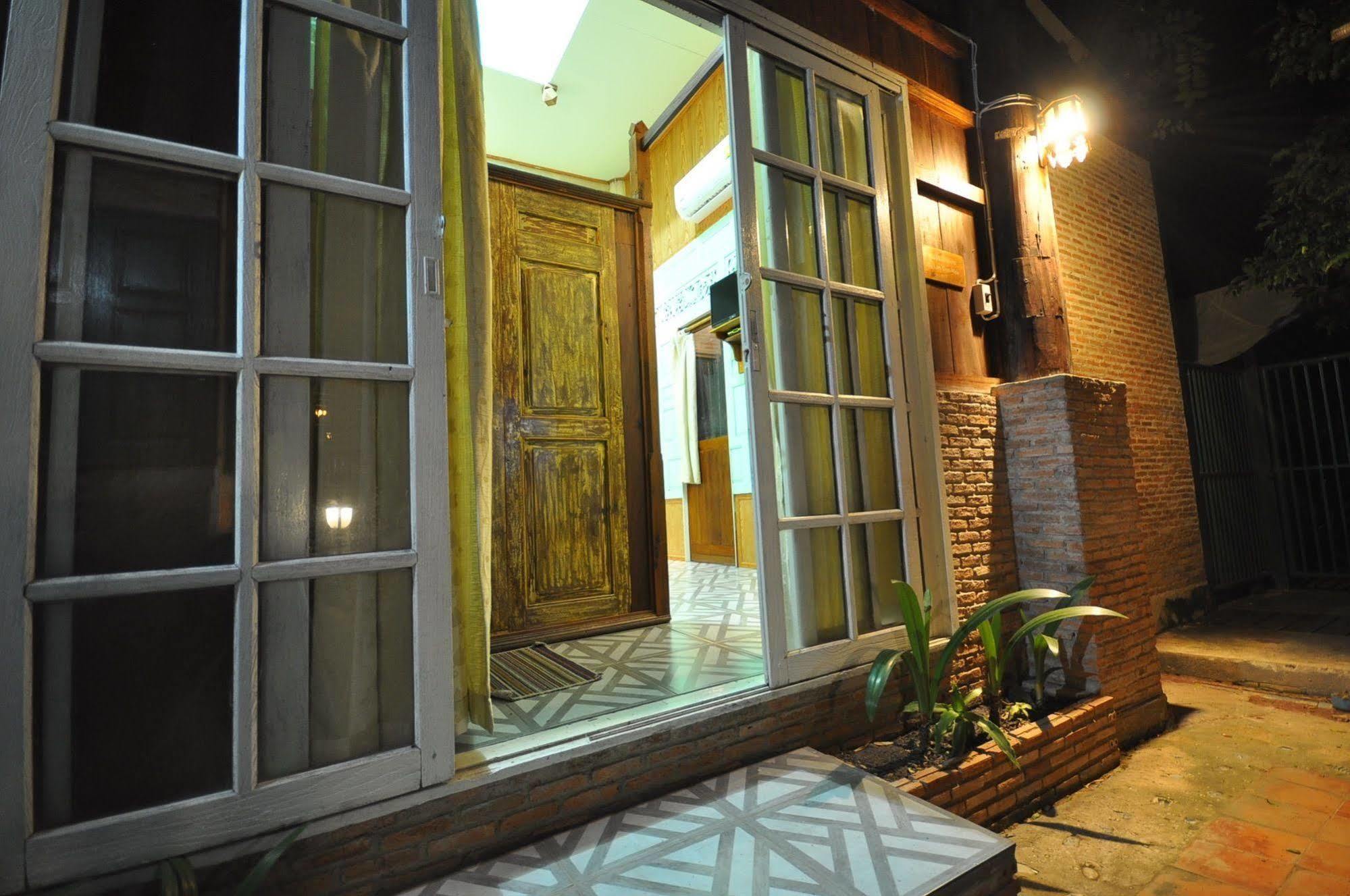 Ayutthaya Bouchic Hostel Ngoại thất bức ảnh