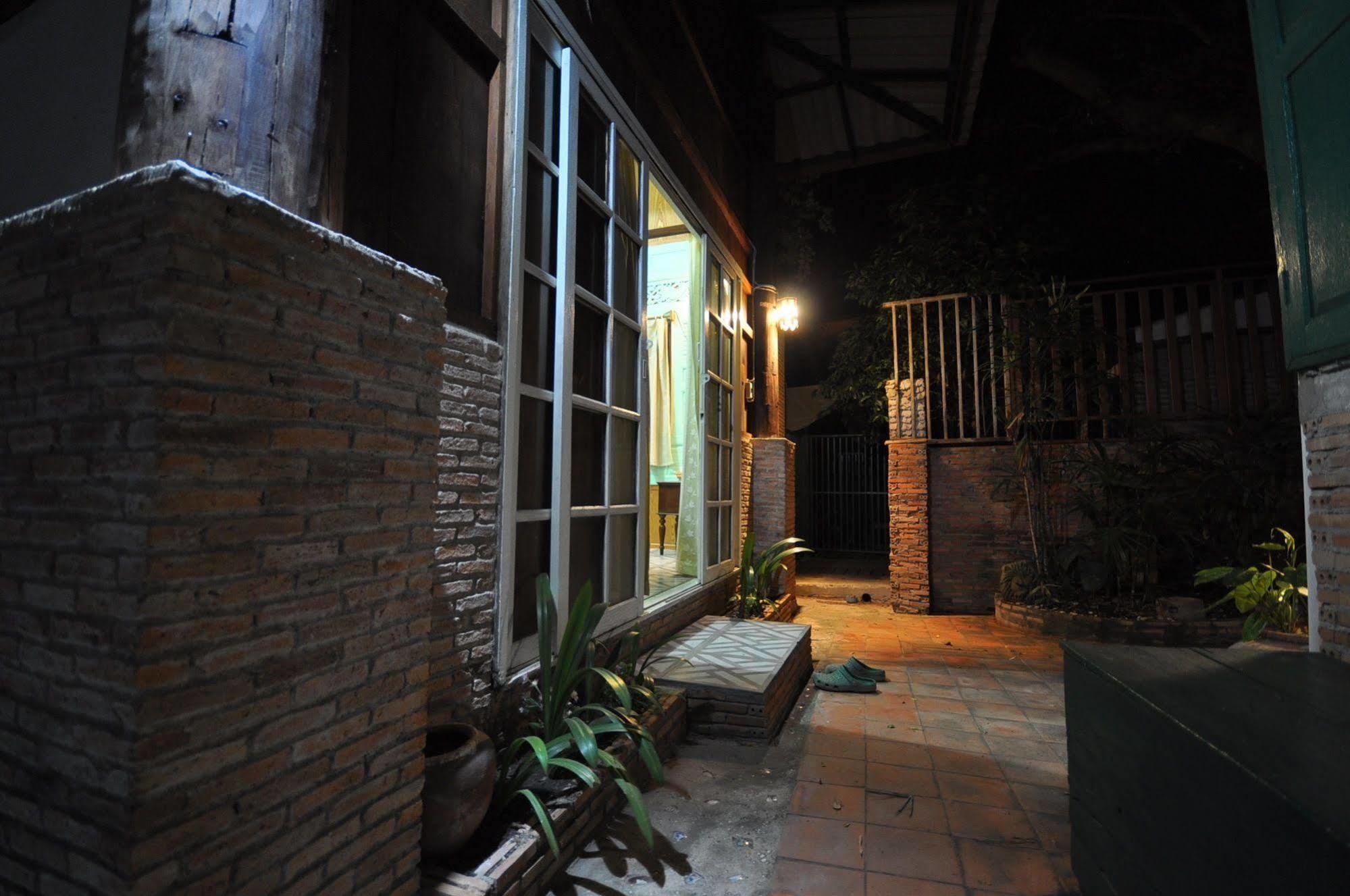 Ayutthaya Bouchic Hostel Ngoại thất bức ảnh