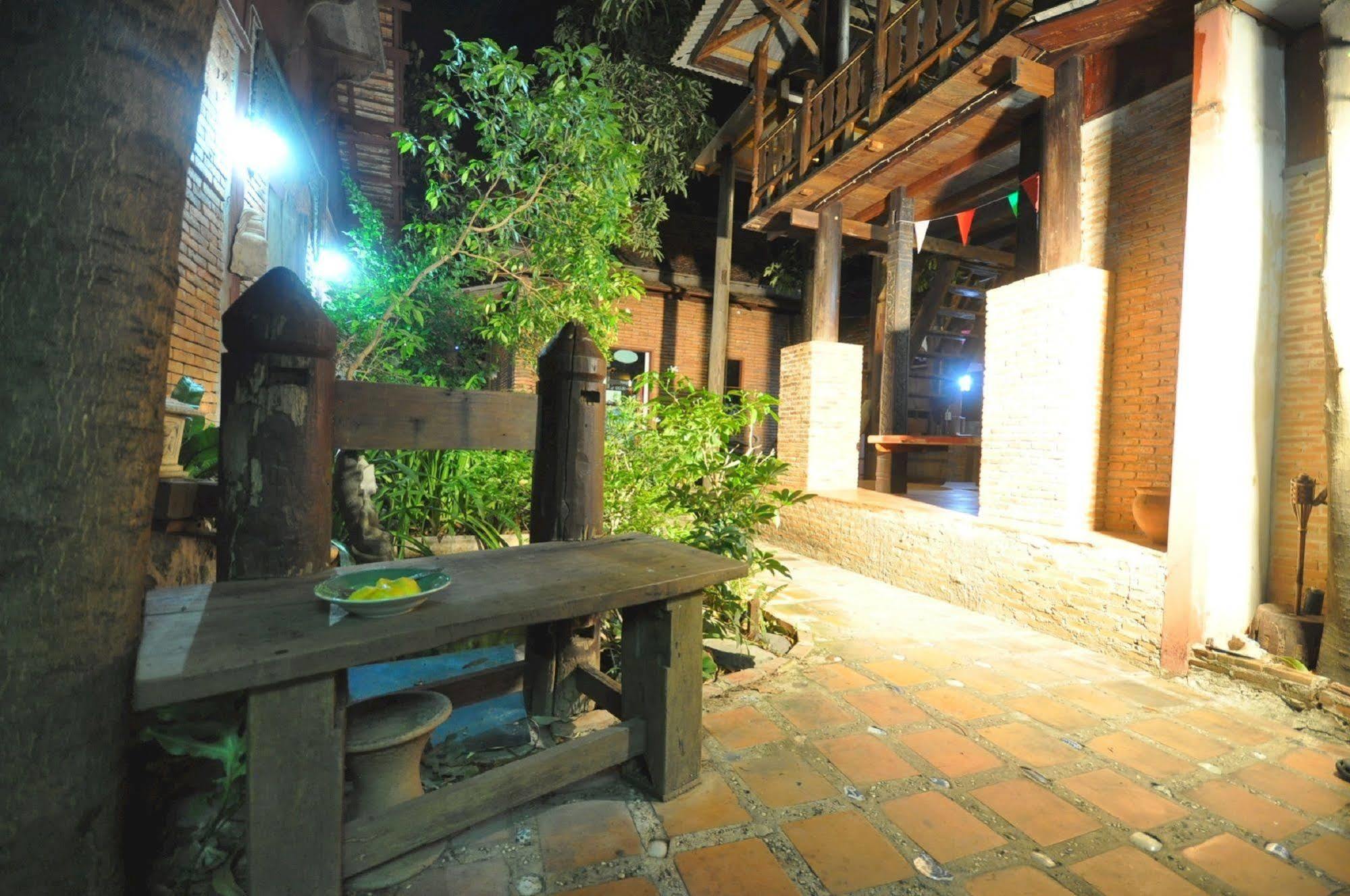 Ayutthaya Bouchic Hostel Ngoại thất bức ảnh