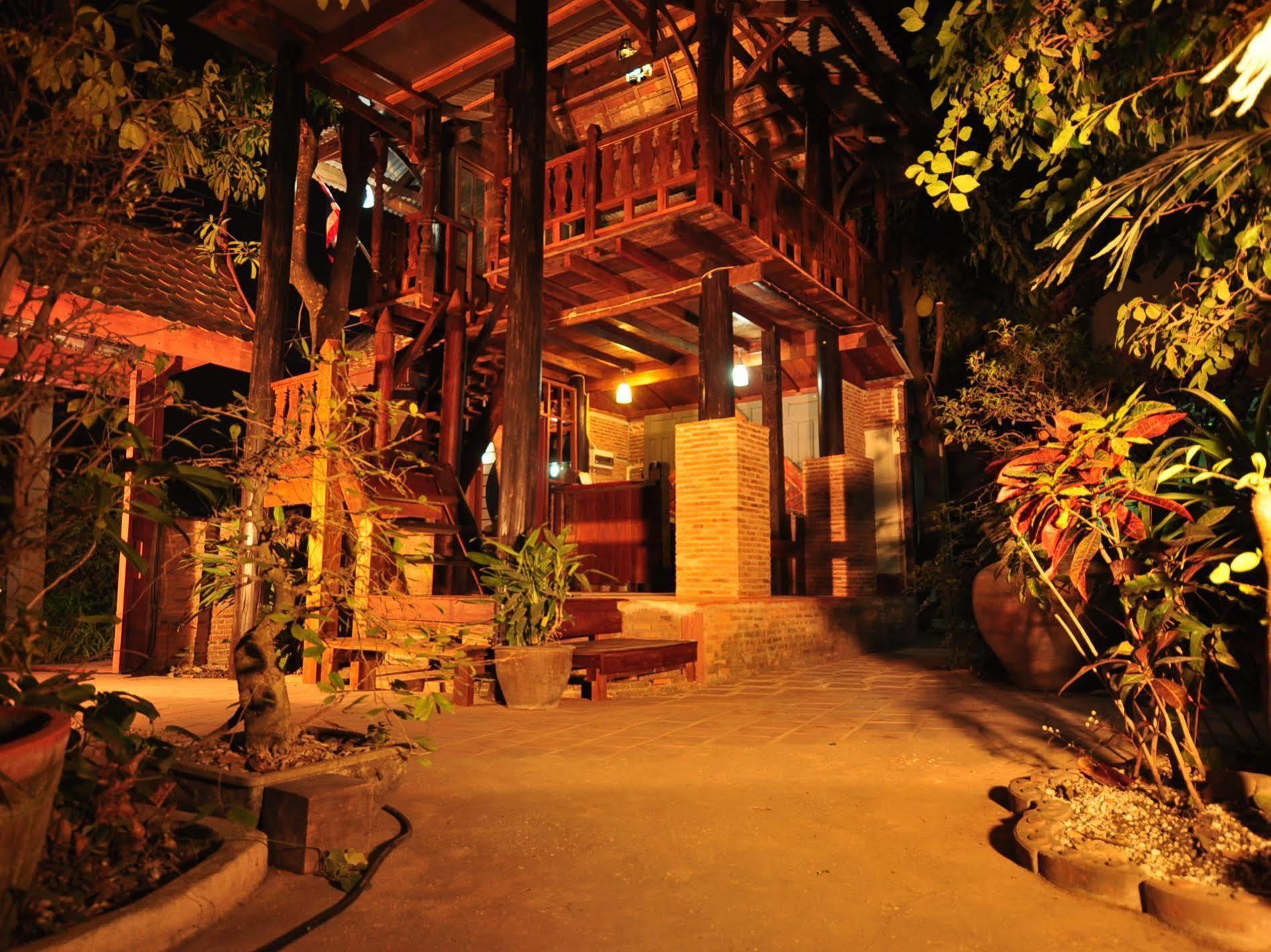 Ayutthaya Bouchic Hostel Ngoại thất bức ảnh